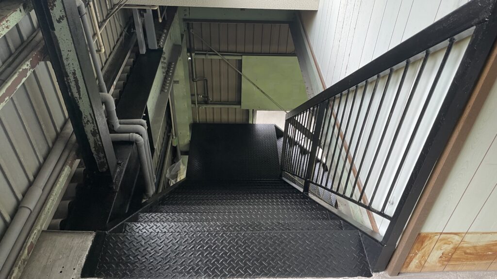 下塗り途中の階段の様子