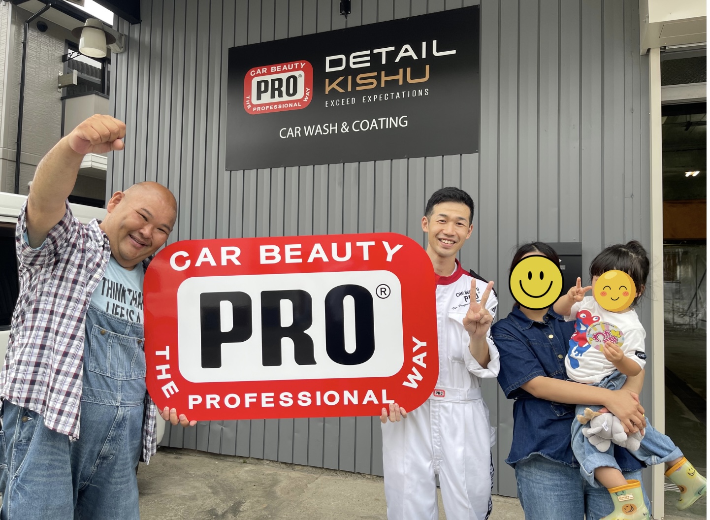 安田大サーカスのHIROさんと店舗オーナーと家族での記念撮影（店舗前にて）