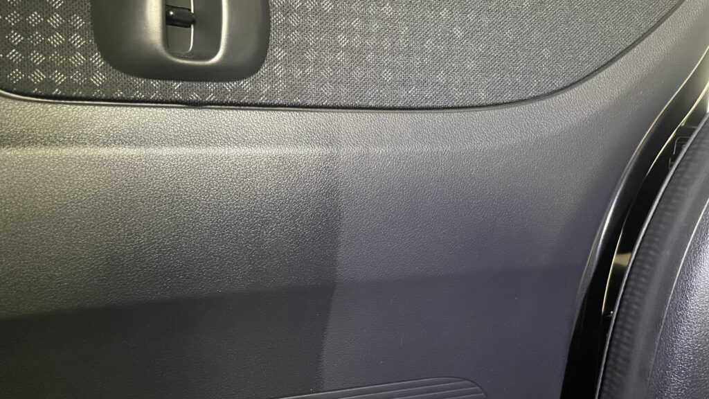 車の内装艶出しのBefore / After写真