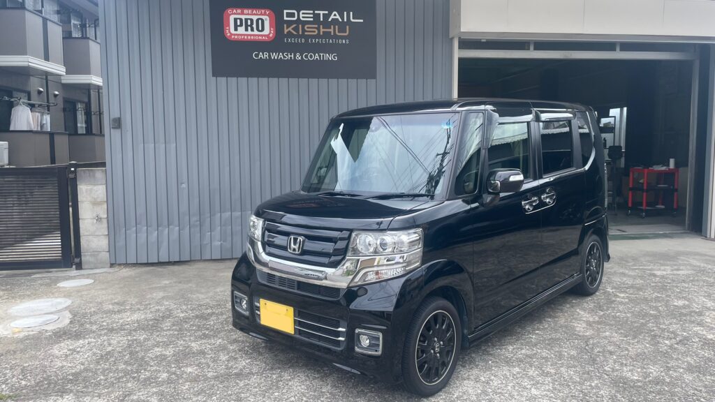 ガラスコーティング施工前のホンダ N-BOXの店舗前での正面写真