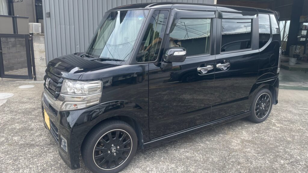 ガラスコーティング施工前のホンダ N-BOXの店舗前でのサイド写真