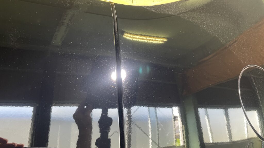 洗車傷が取れた塗装面と洗車傷が残っている黒い車の塗装面の比較写真