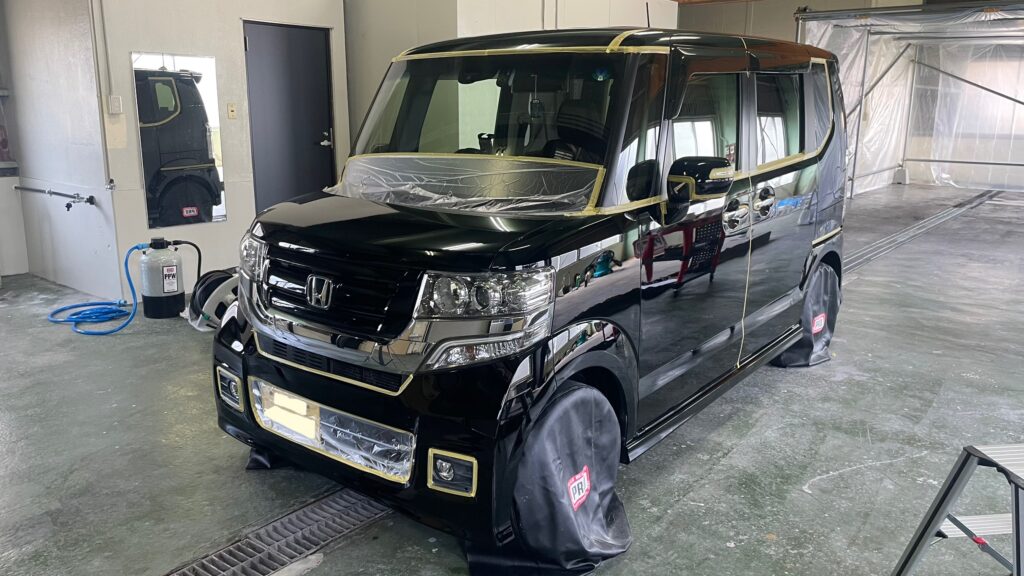 仕上げ磨きまで完了した、作業場で撮影した艶々のN-BOXの写真