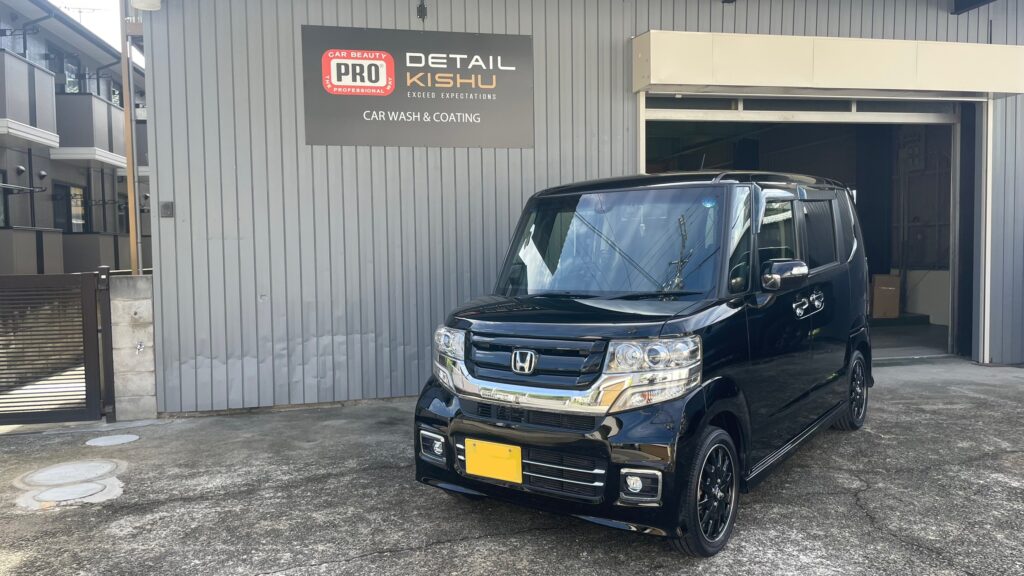 ガラスコーティング施工後のホンダ N-BOXの店舗前での正面写真