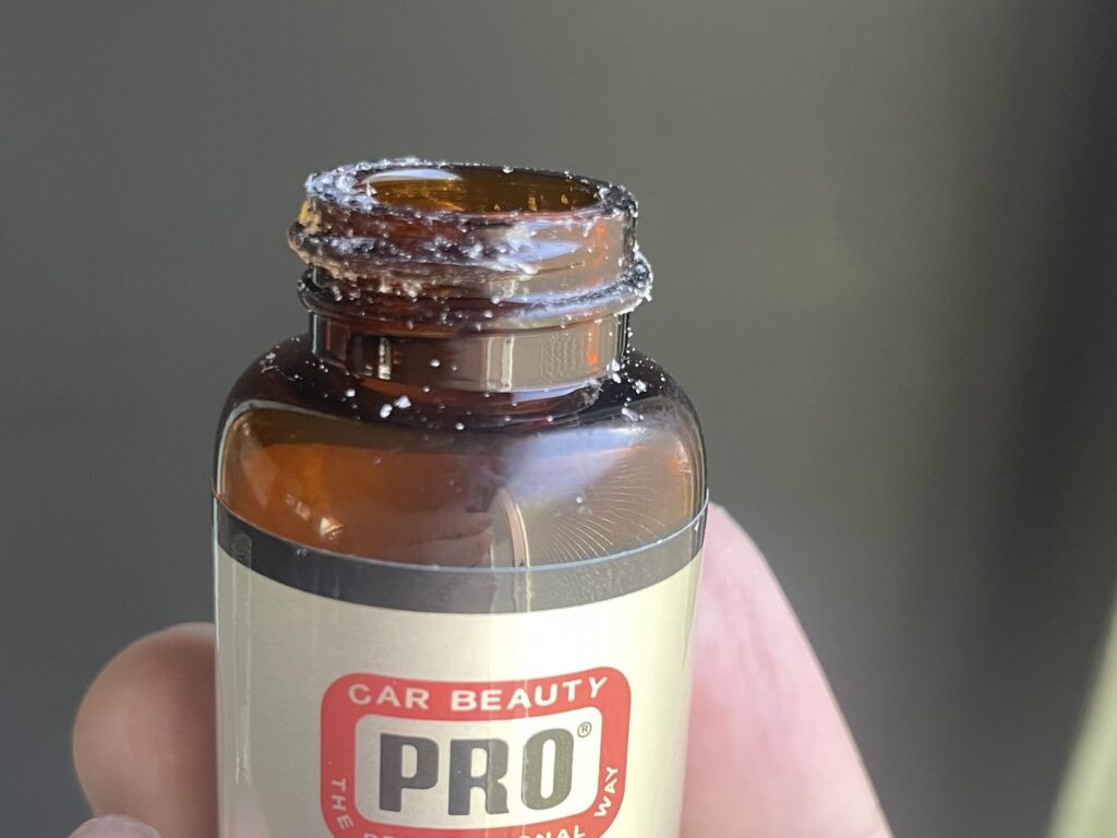 結晶化したコーティング剤が付着している瓶の画像