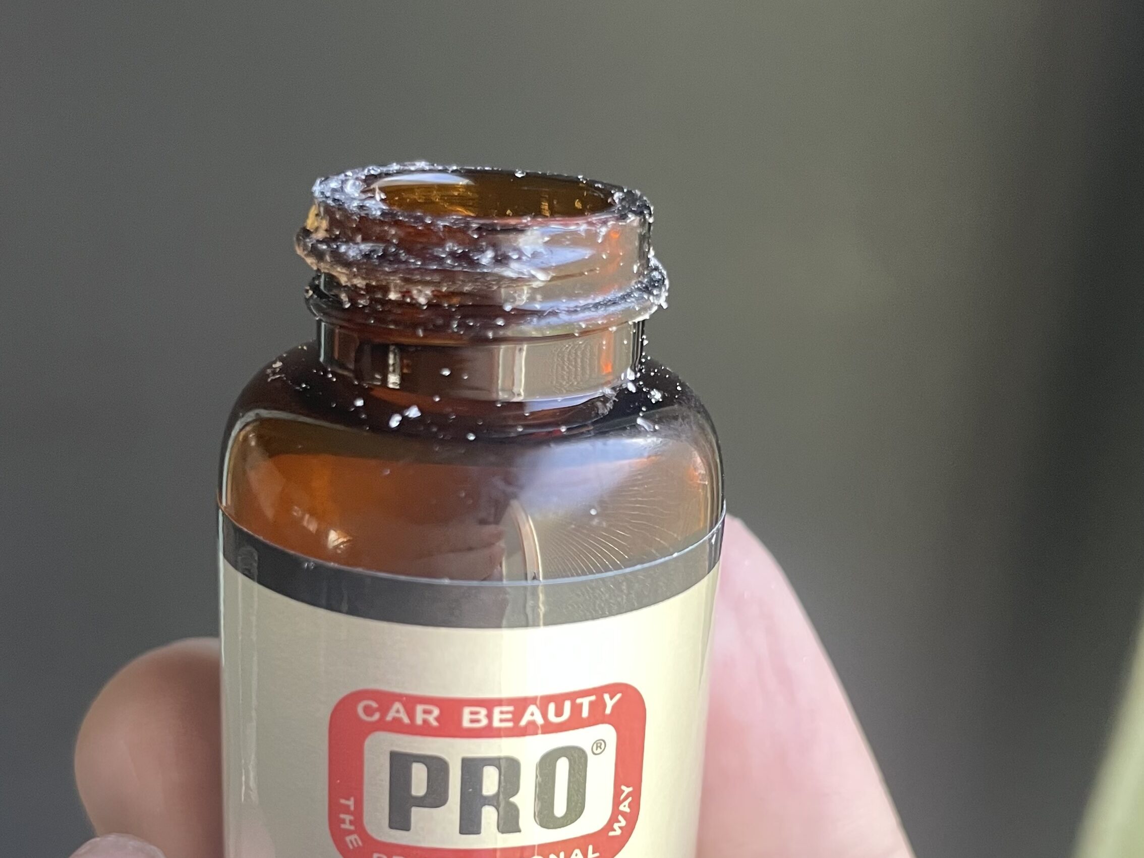 結晶化したコーティング剤が付着している瓶の画像