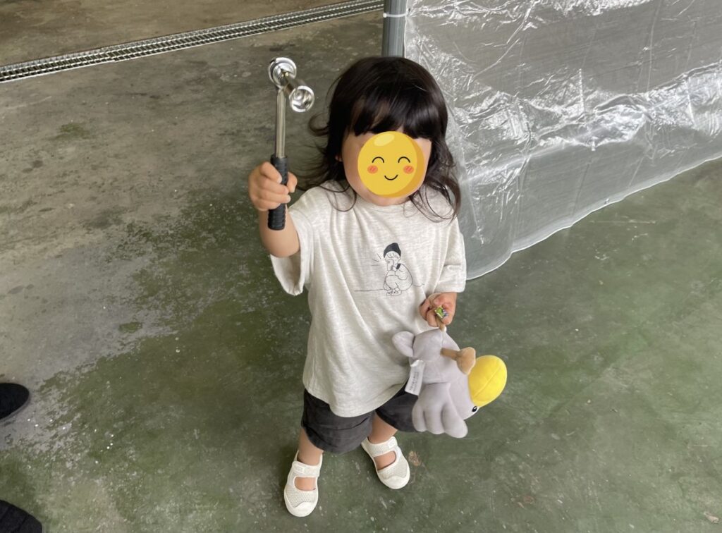 2歳の娘が工具を持って笑顔の写真