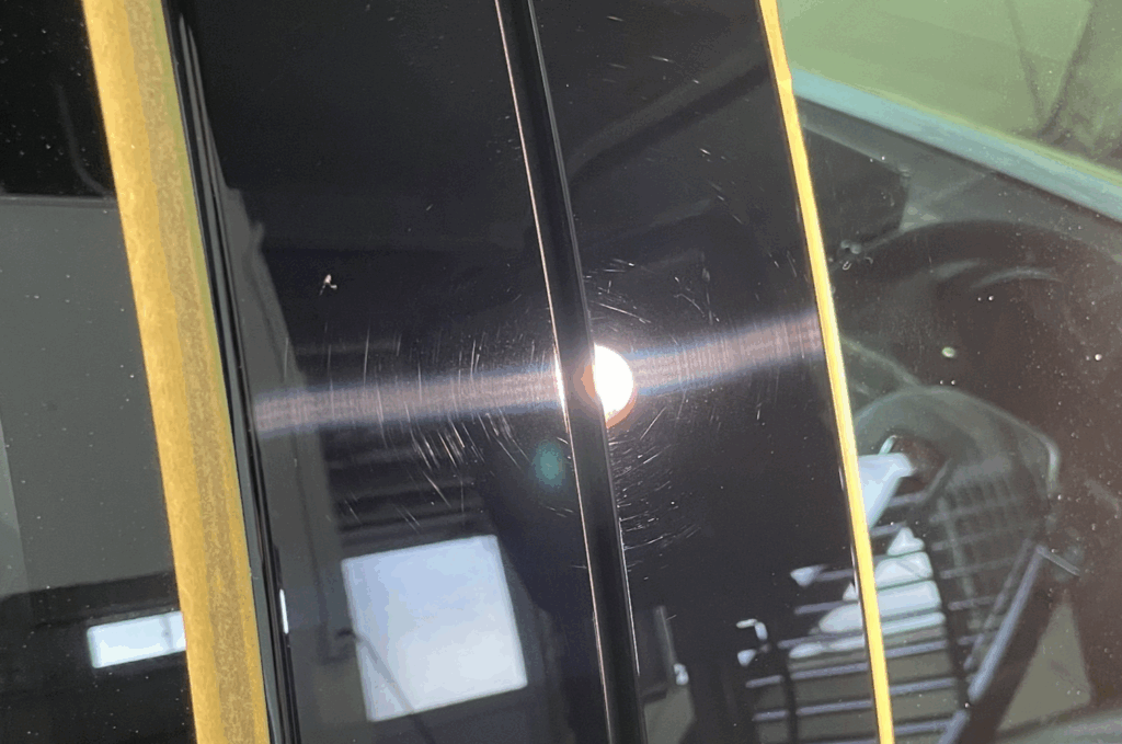 新車のピアノブラックの傷